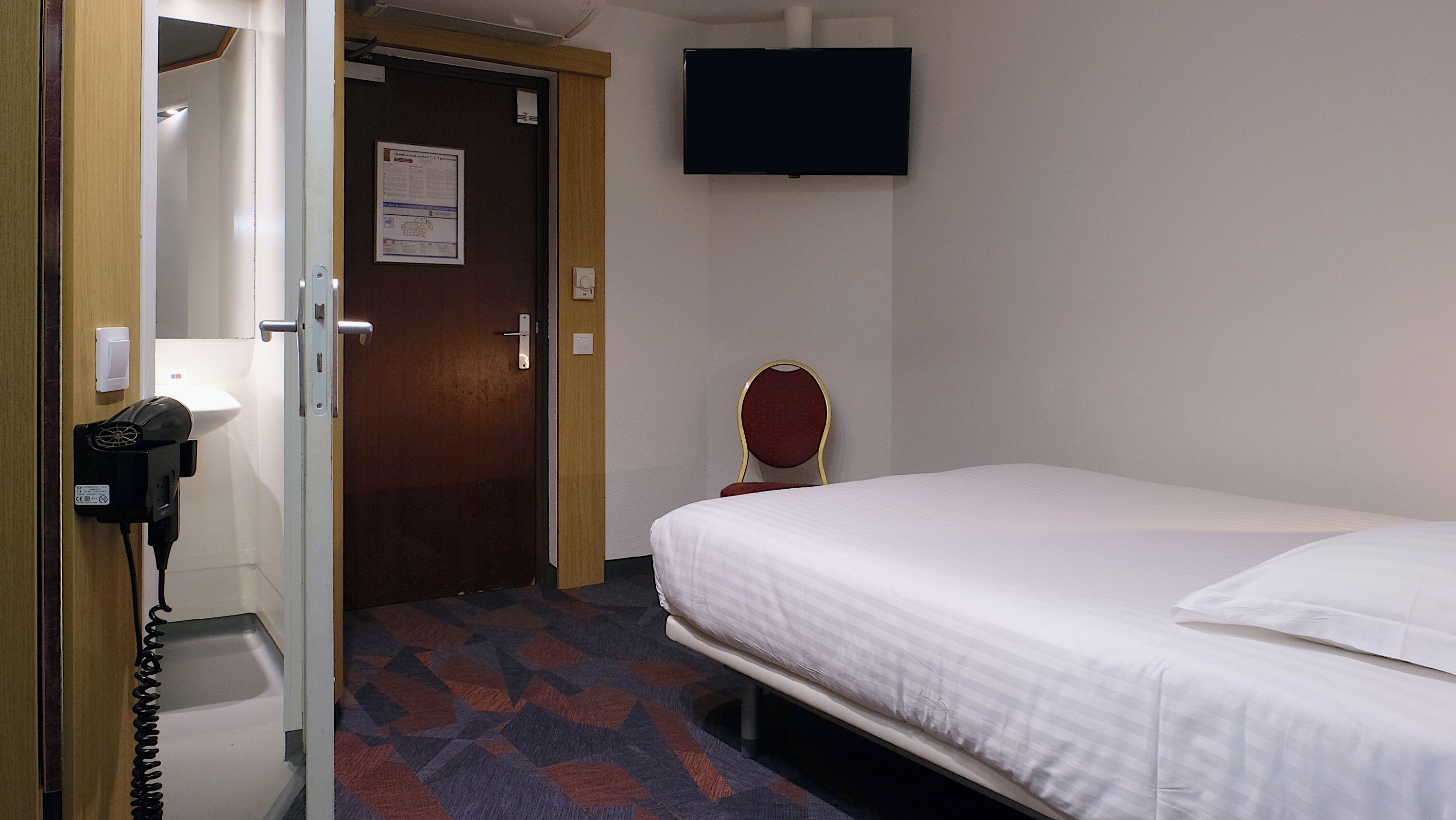 premium bedding, desk, soundproofing, free wifi