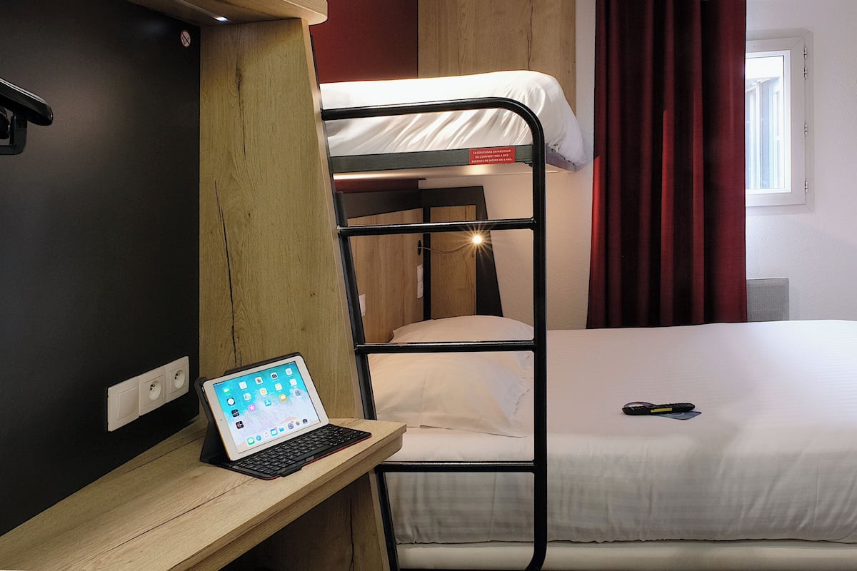 Ropa de cama de alta calidad, escritorio y sistema de insonorización