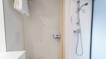 Een douche, gratis toiletartikelen, een haardroger, handdoeken