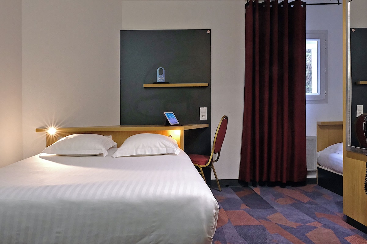 premium bedding, desk, soundproofing, free wifi