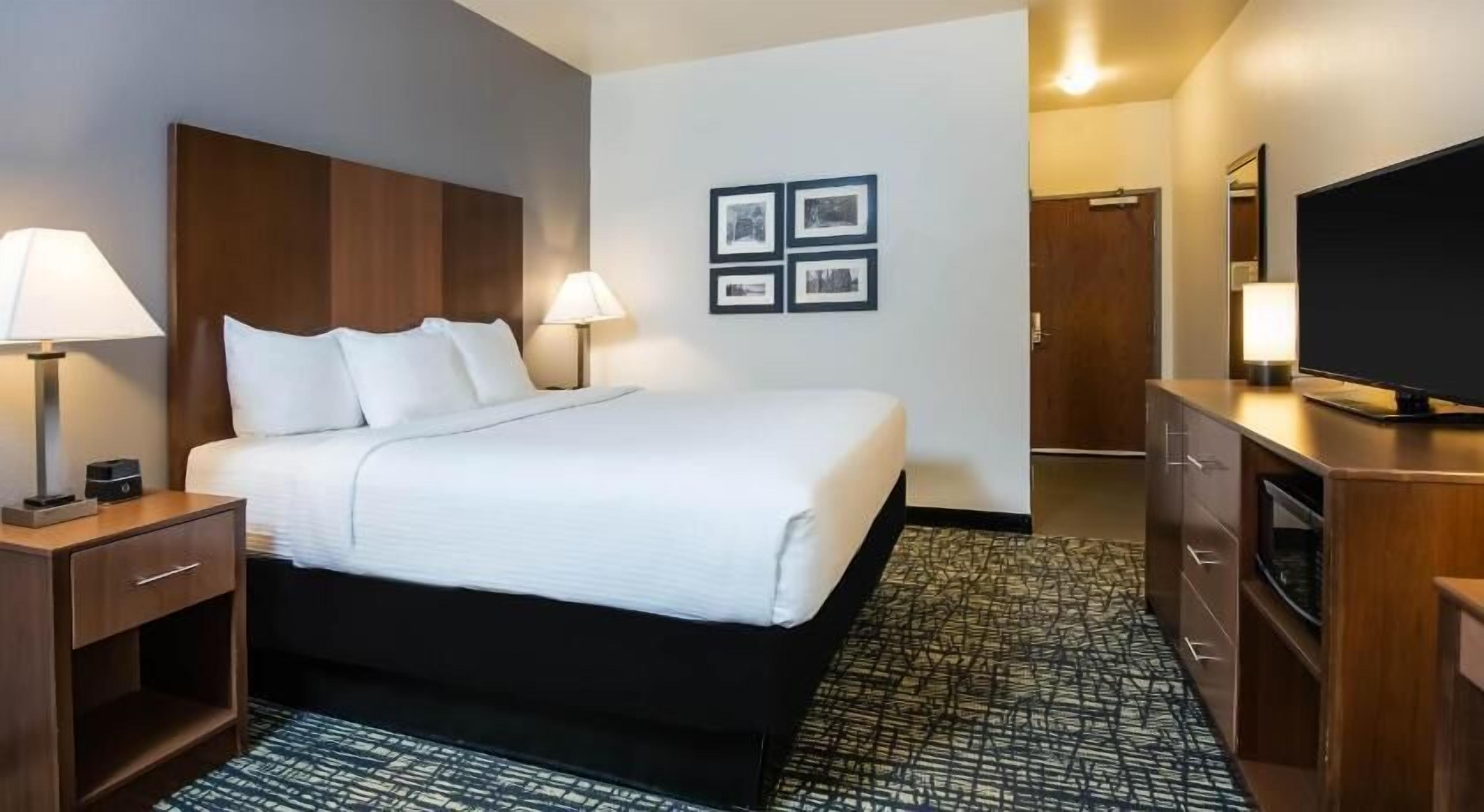 Ropa de cama de alta calidad, escritorio y cortinas blackout 