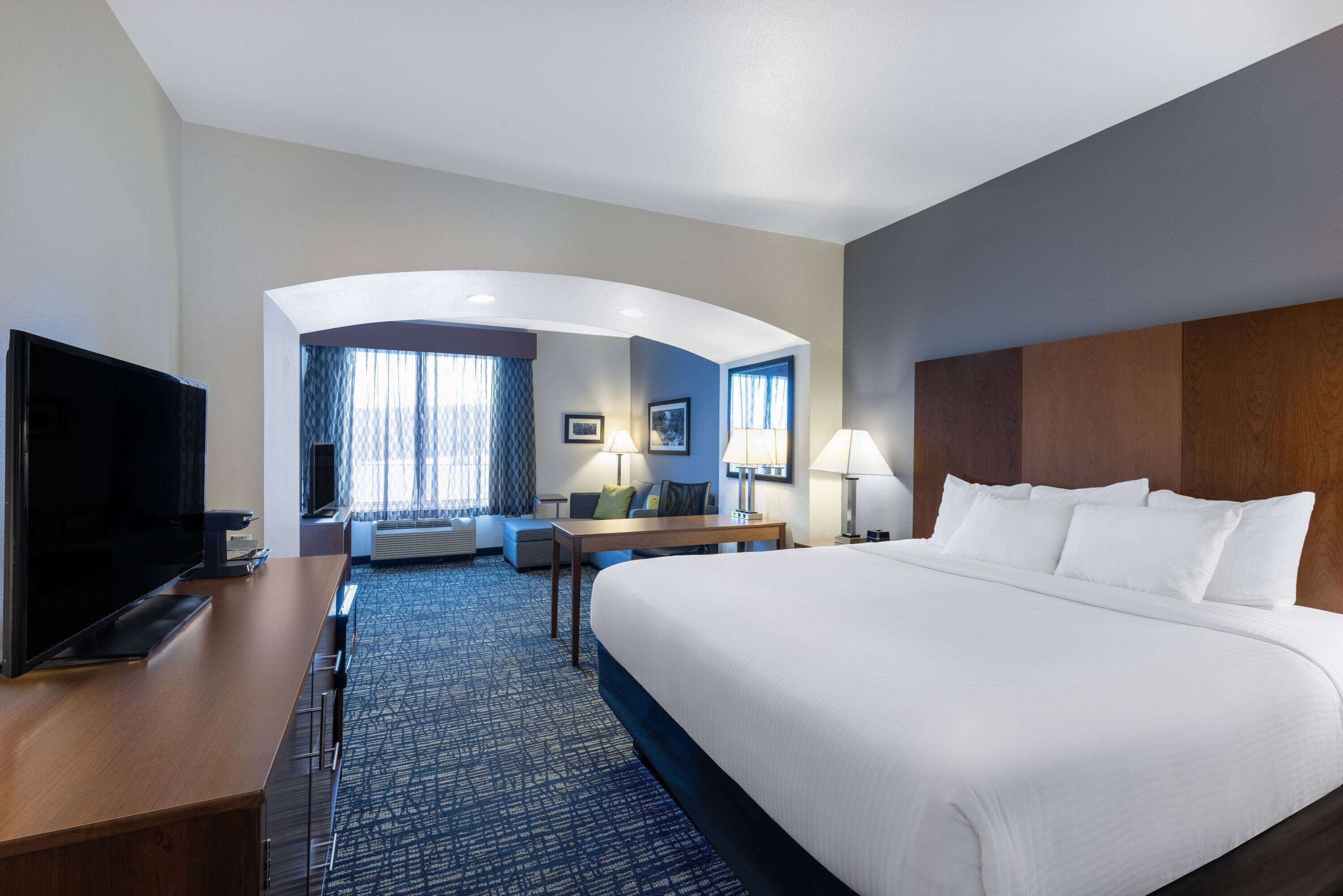 Deluxe Room, 1 King Bed, Non Smoking (Various Views) | Premium bedding, desk, blackout drapes, iron/ironing board