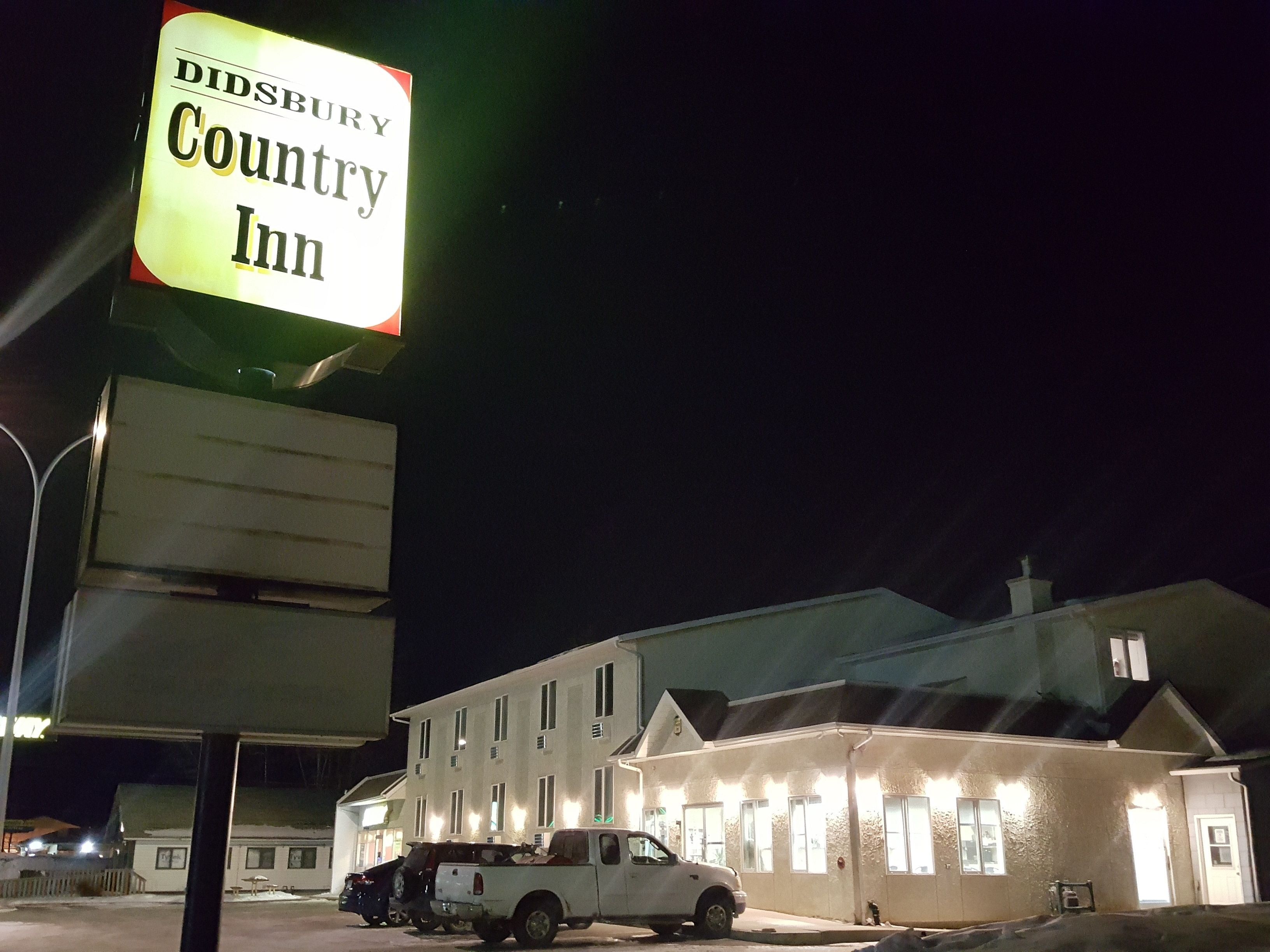 Skilt for Didsbury Country Inn med en bygning i baggrunden.