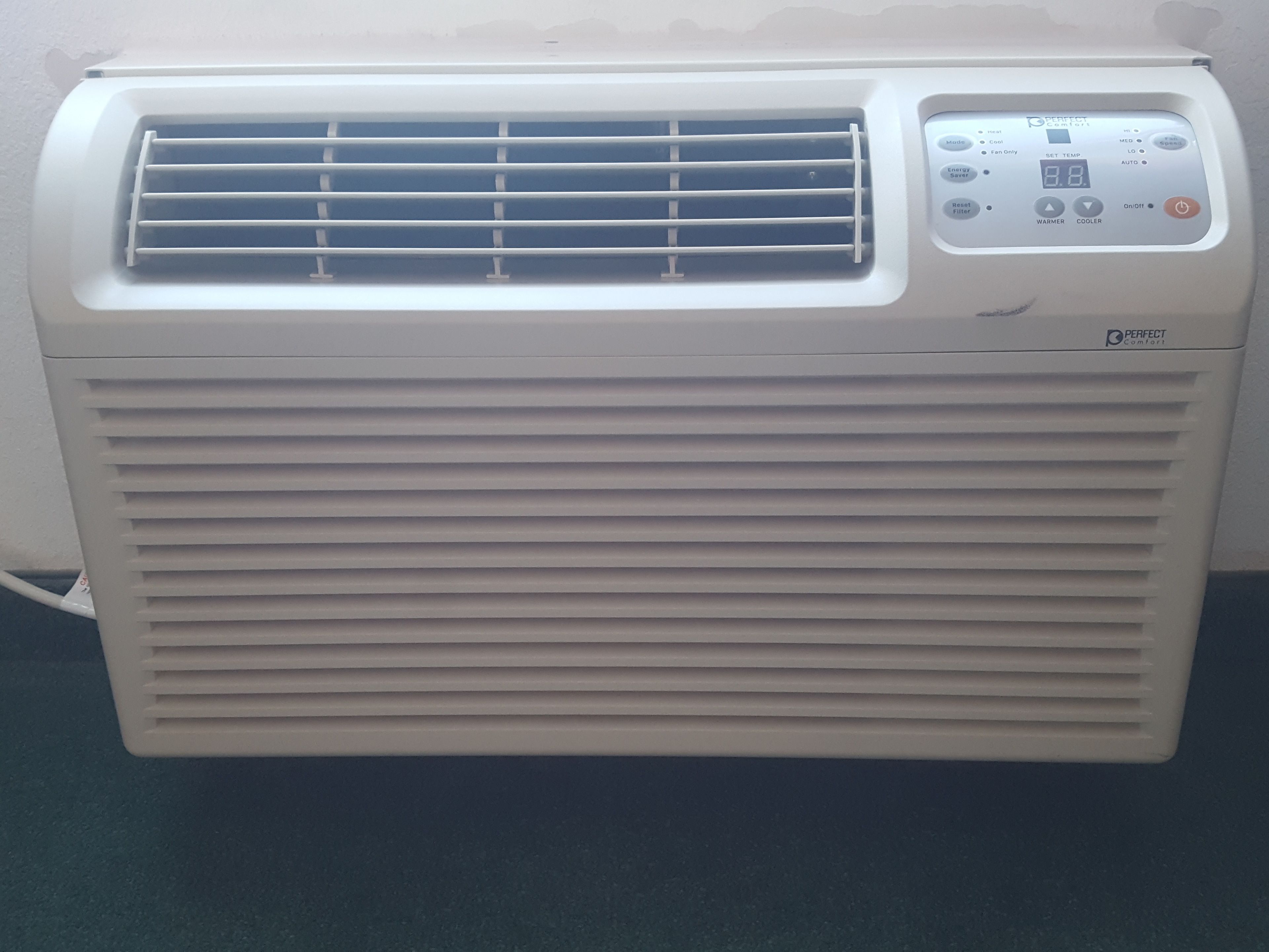 Aire condicionador portàtil blanc amb un panell de control que mostra les temperatures i les opcions de mode.