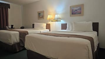 Habitación, 2 camas Queen size | Escritorio, cortinas blackout y tabla de planchar con plancha