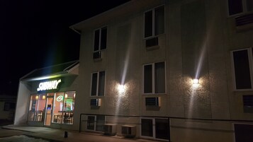 Fachada de la propiedad por la tarde o noche