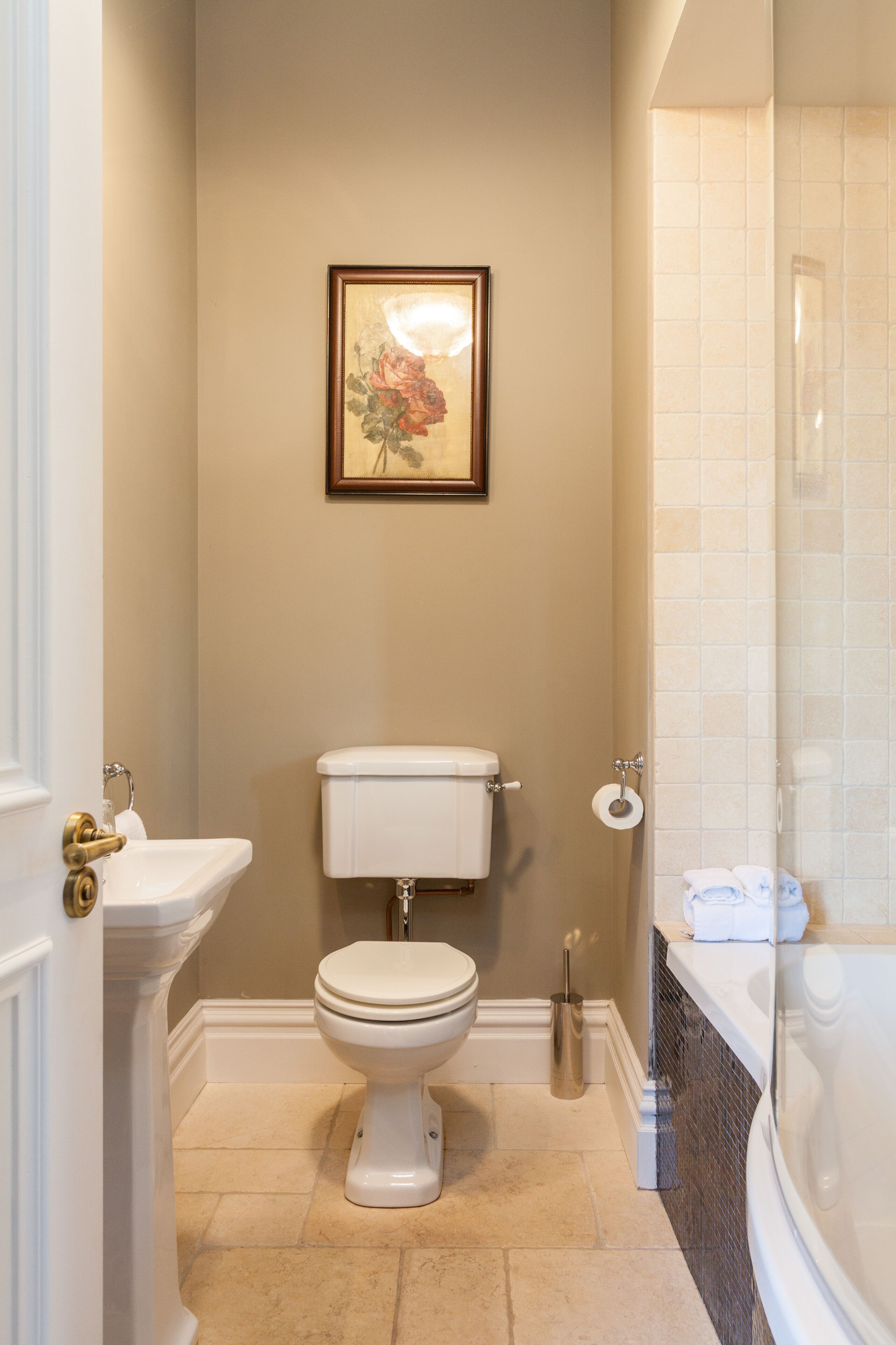 Un baño con inodoro, lavabo y bañera.