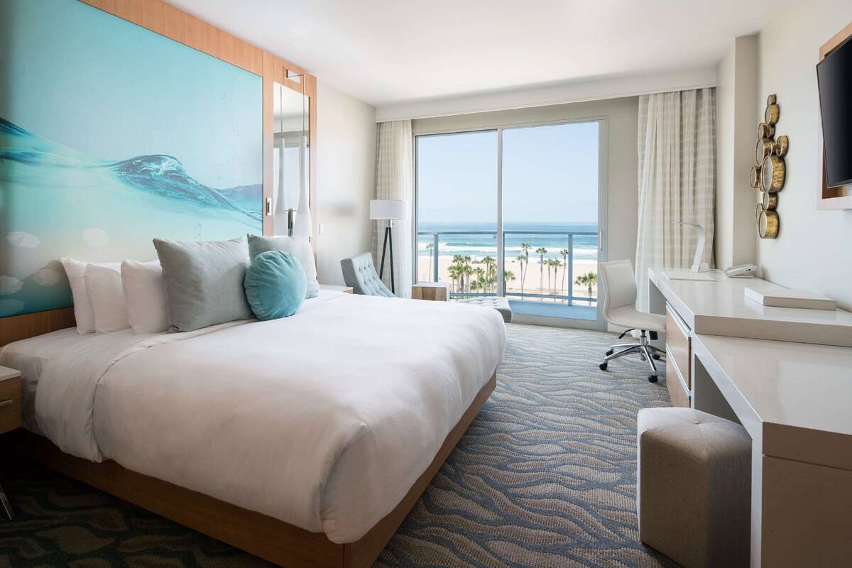 客房, 1 張特大雙人床, 海濱 (Ocean Front - With Balcony) | 高級寢具、房內夾萬、書桌、手提電腦工作空間