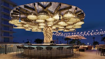 2 bares/lounges, bar ao lado da piscina
