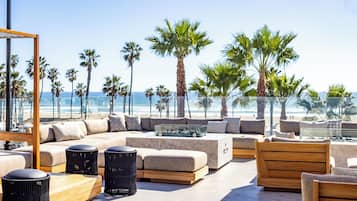2 bares/lounges, bar ao lado da piscina