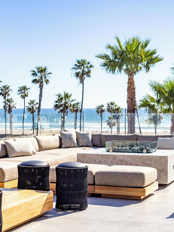 2 bars/lounges, poolside bar