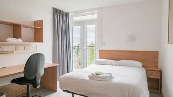 Escritorio, espacio para trabajar con un portátil, cortinas opacas