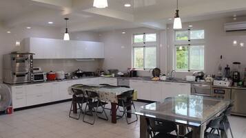 Comfort huis, 4 slaapkamers, balkon, uitzicht op bergen | 1 slaapkamer, luxe beddengoed, donsdekens, individueel gedecoreerd