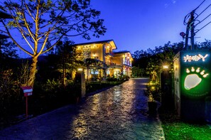 住宿正面 (夜晚)