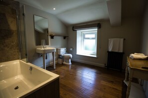 Superior-Zimmer, 1 King-Bett | Badezimmer | Kostenlose Toilettenartikel, Haartrockner, Handtücher, Seife