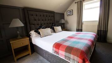 Desk, soundproofing, free WiFi, bed sheets