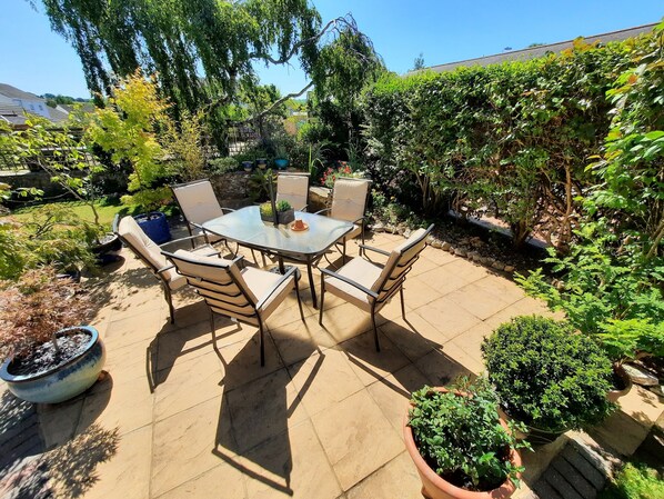 Outdoor dining - The White Cottage B&B (Colyton)