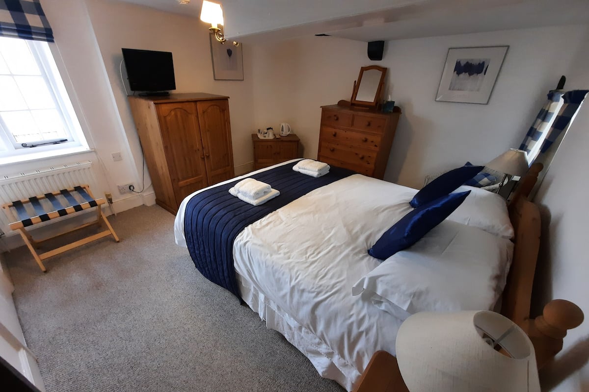 Double Room (Room 4) | Free WiFi, bed sheets