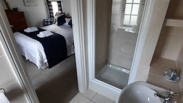 Double Room (Room 4) | Free WiFi, bed sheets