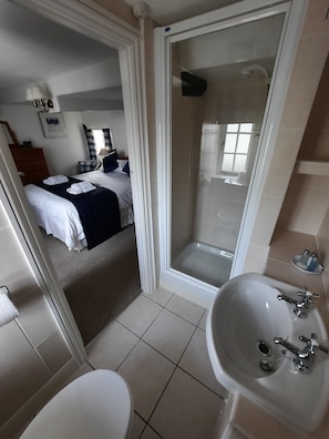 雙人房 (Room 4) | 浴室 | 免費盥洗用品、吹風機、毛巾