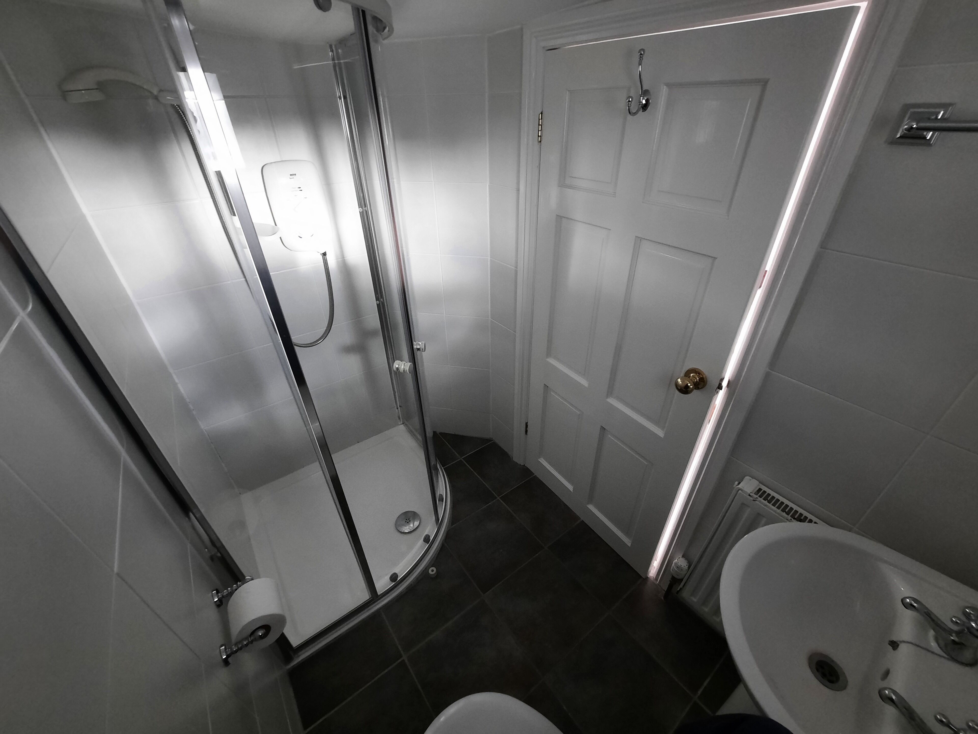 Un baño con ducha, inodoro y lavamanos.