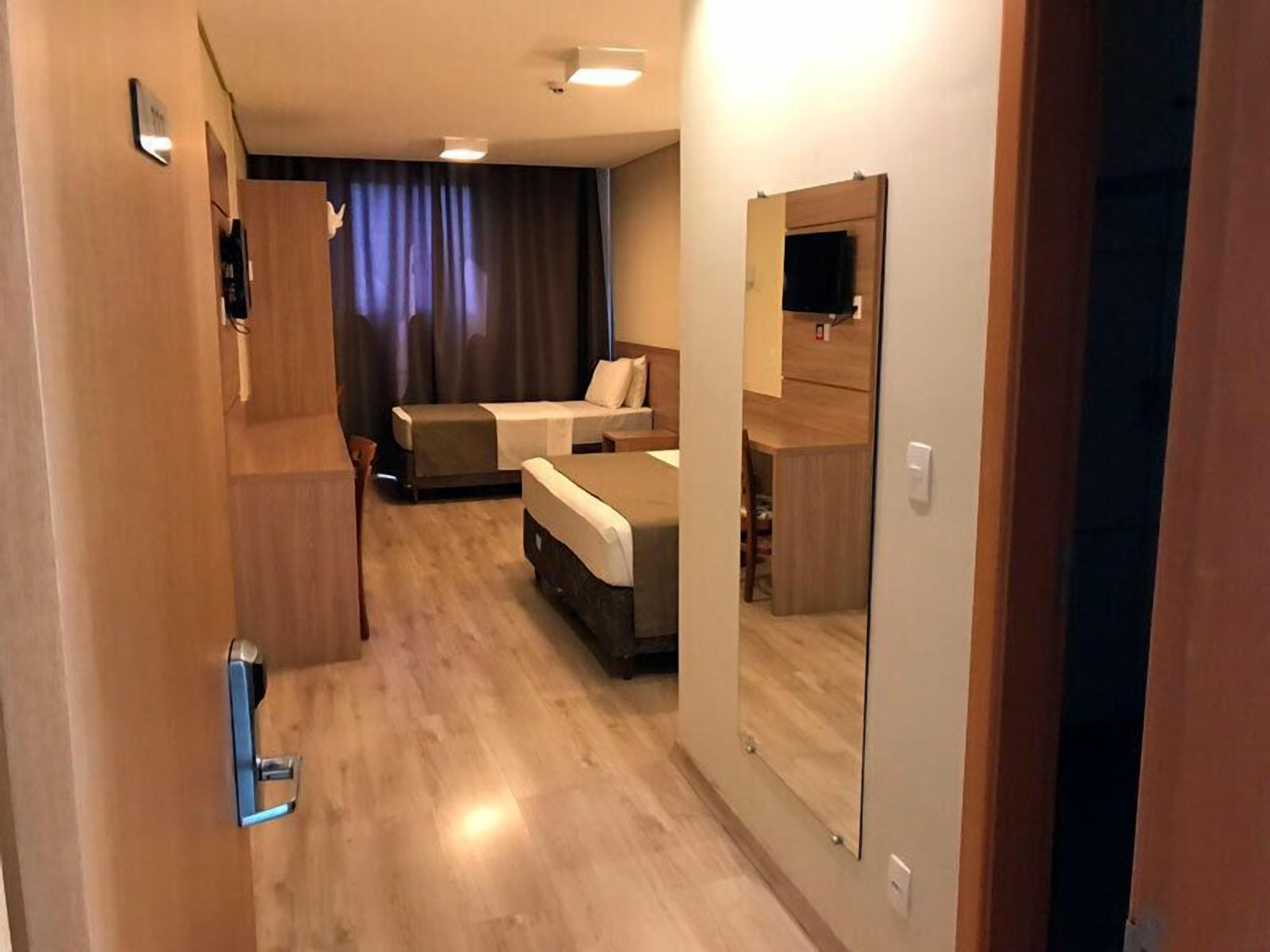 standard triple room | premium bedding, minibar, in-room safe, desk