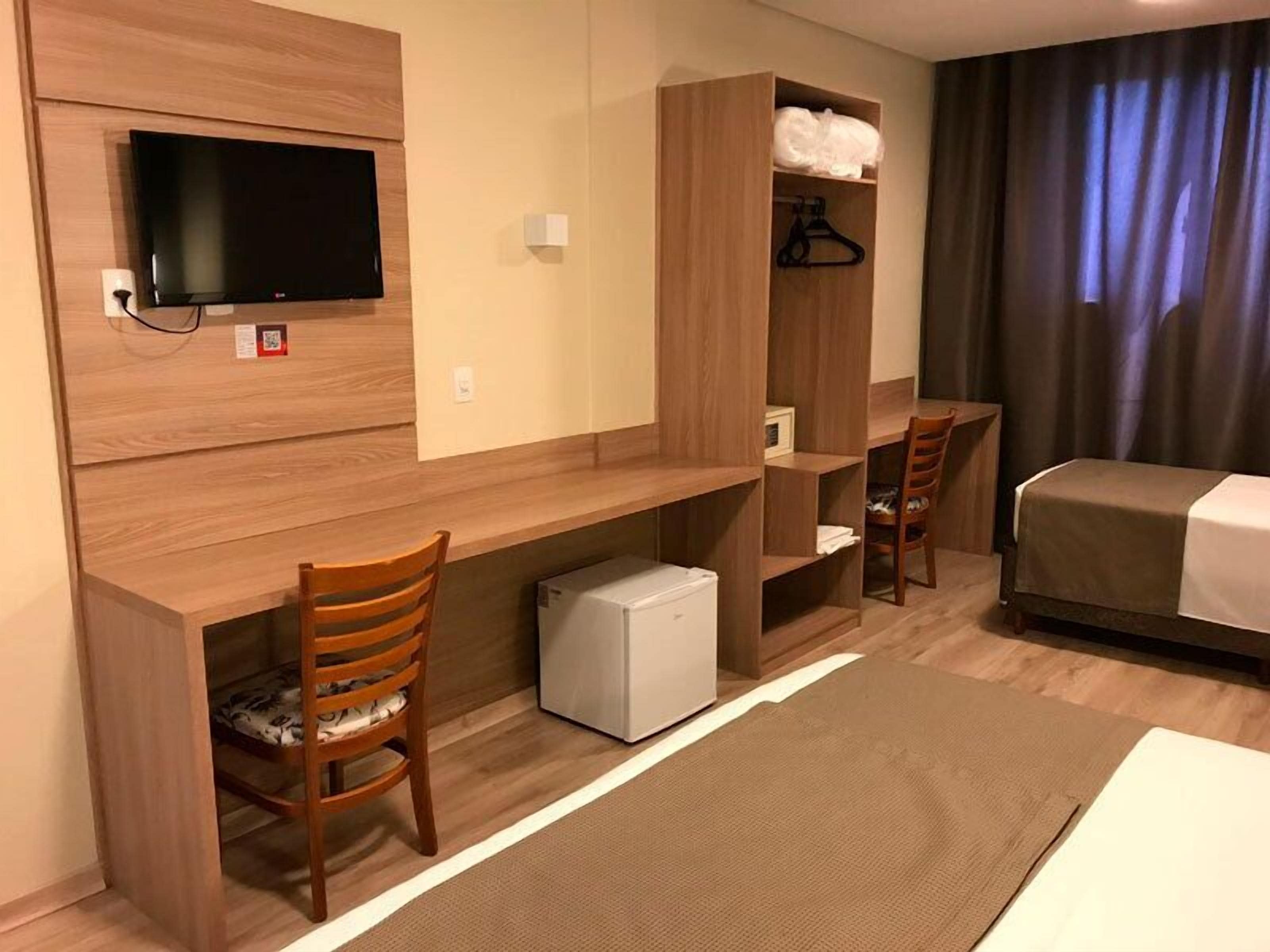 standard triple room | premium bedding, minibar, in-room safe, desk