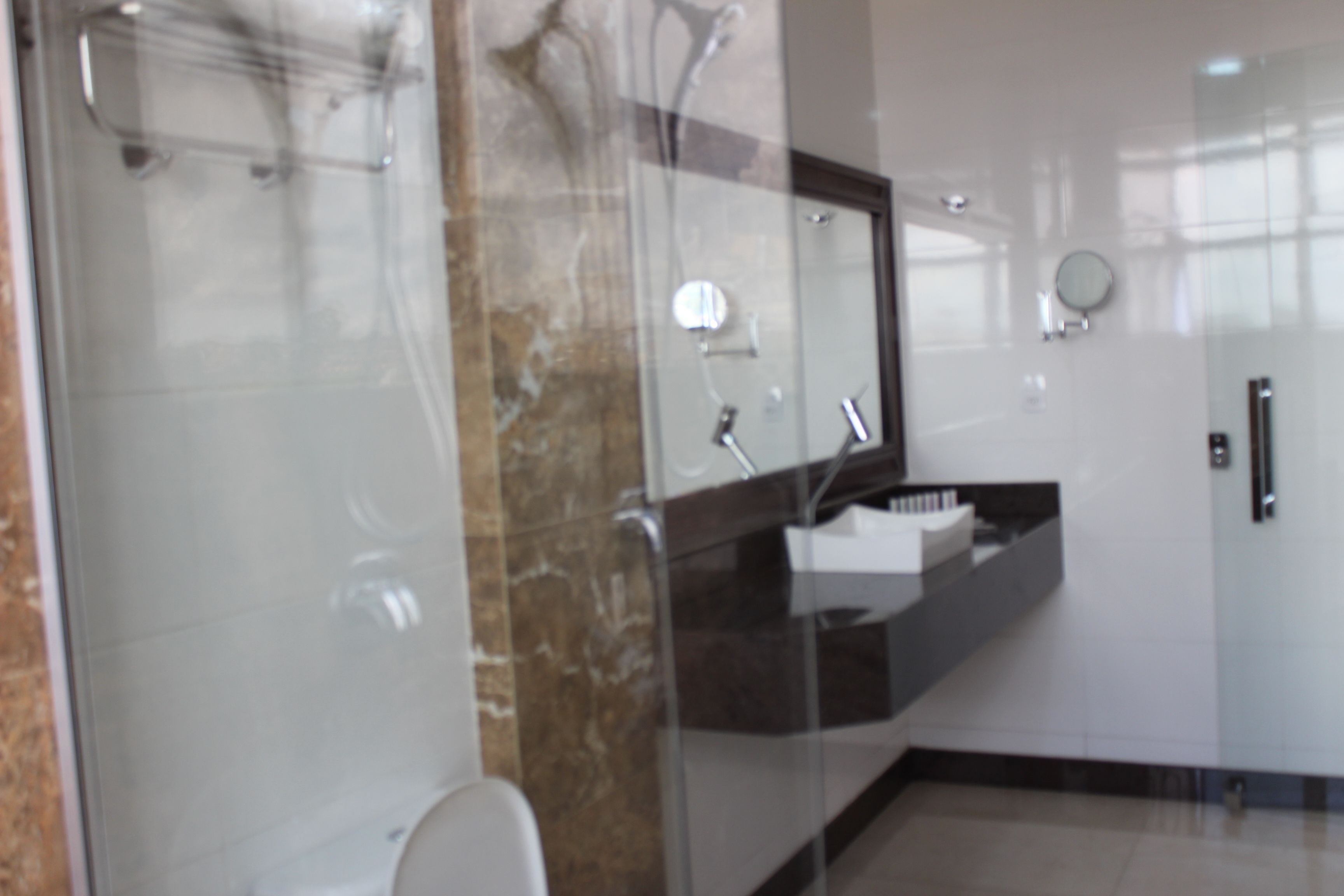 suite (imperial) | bathroom | free toiletries, towels