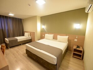 スタンダード トリプルルーム | 高級寝具、ミニバー、セーフティボックス (室内)、デスク