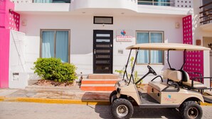 Um edifício com fachada branca, porta preta e uma placa com a inscrição "Villa Elena Isla Mujeres Mexico".