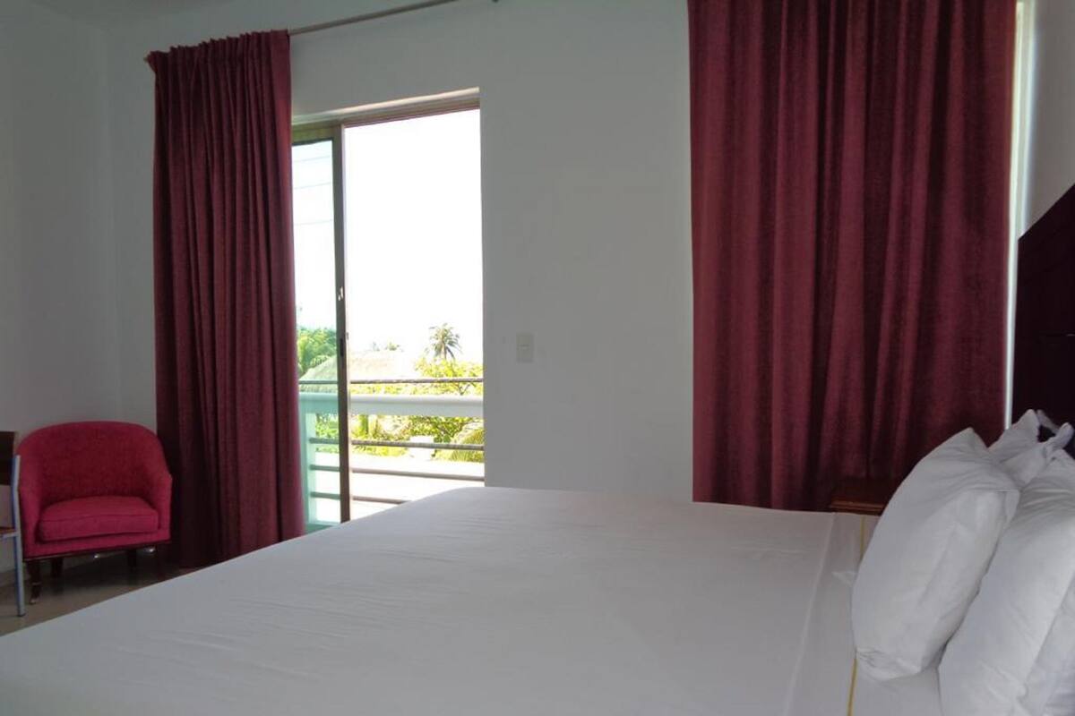 Standard Room Three | Brankas, setrika/meja setrika, Wi-Fi gratis, dan didekorasi berbeda-beda