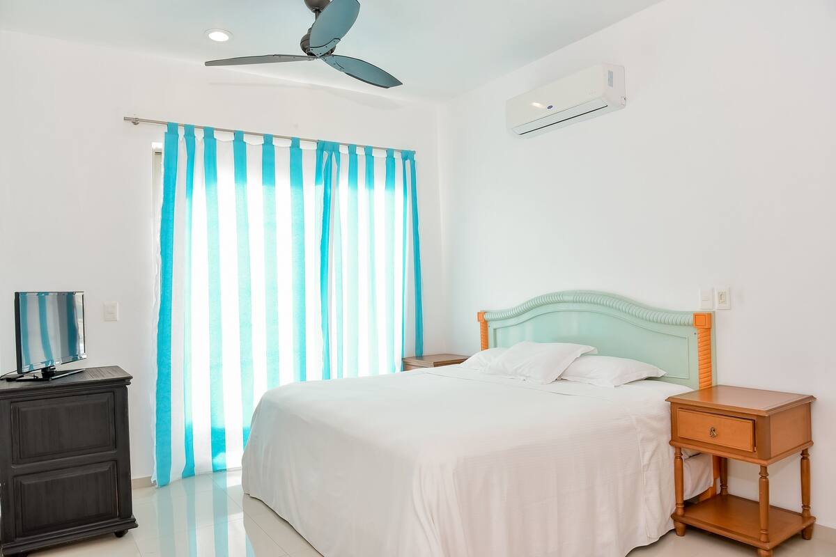 Standard Room Three | Brankas, setrika/meja setrika, Wi-Fi gratis, dan didekorasi berbeda-beda