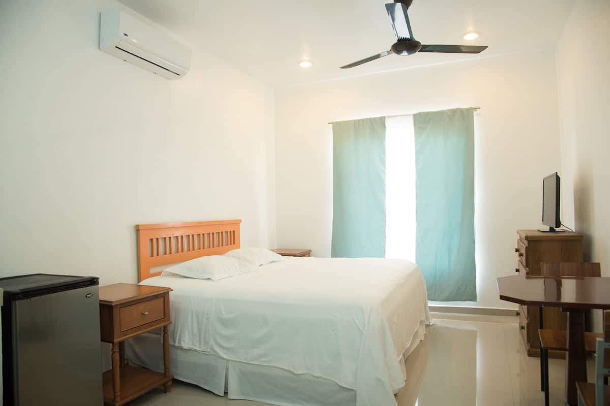Studio Two | Brankas, setrika/meja setrika, Wi-Fi gratis, dan didekorasi berbeda-beda