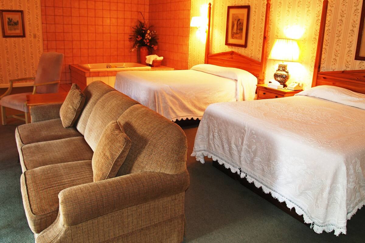 suite, jetted tub | in-room safe, free wifi, wheelchair access