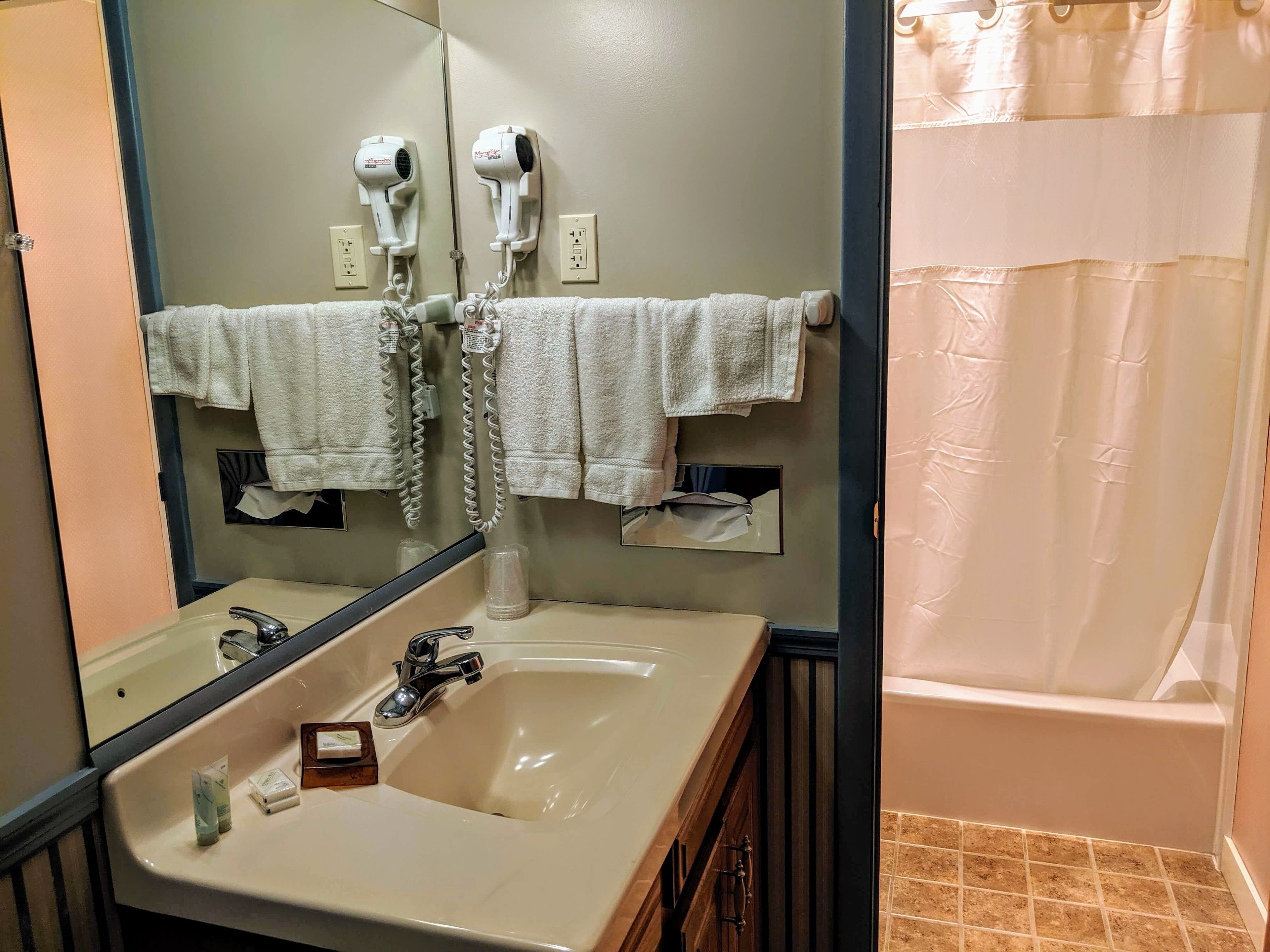 family room | in-room safe, free wifi, wheelchair access