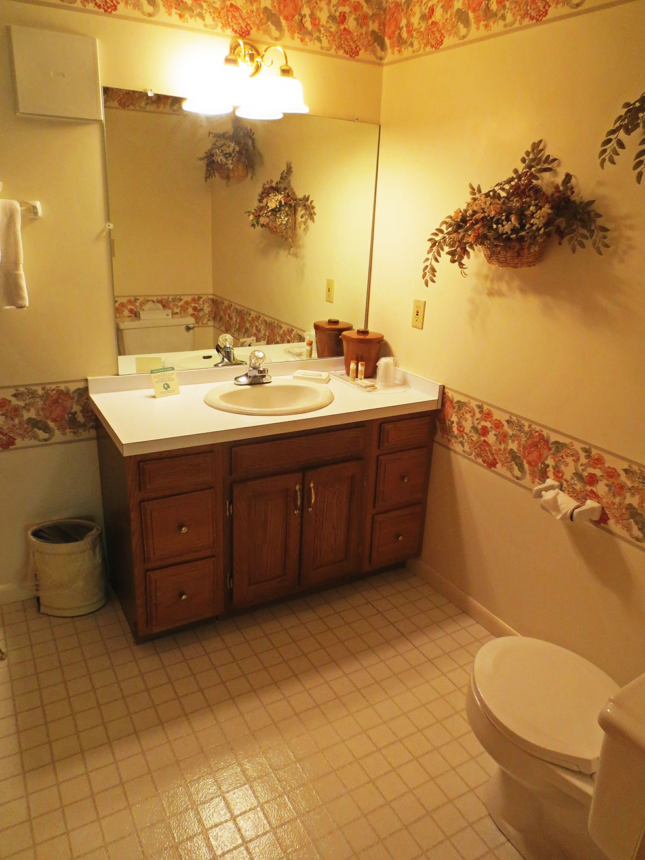 superior room, 1 king bed | bathroom | combined shower/bathtub, hair dryer, towels