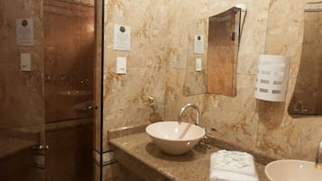 Departamento superior | Baño | Regadera y toallas 