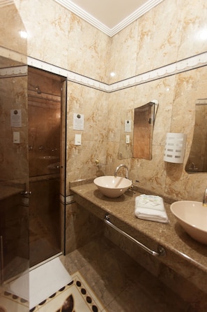 Superior-Apartment | Badezimmer | Dusche, Handtücher