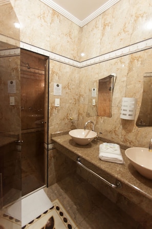 Appartement Supérieur | Salle de bain | Douche, serviettes fournies