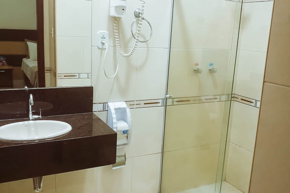 deluxe double or twin room | bathroom | shower, towels