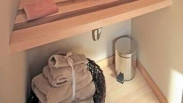 Comfort Cabin | Bathroom | Combined shower/tub, hair dryer, bathrobes