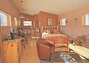 Comfort Cabin | Individually decorated, individually furnished - Yellowstone River Lodge (Columbus)