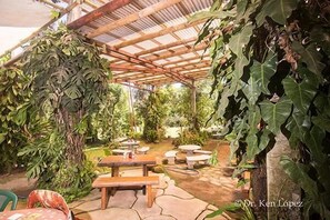 Serveert ontbijt, lunch, diner, internationale gerechten