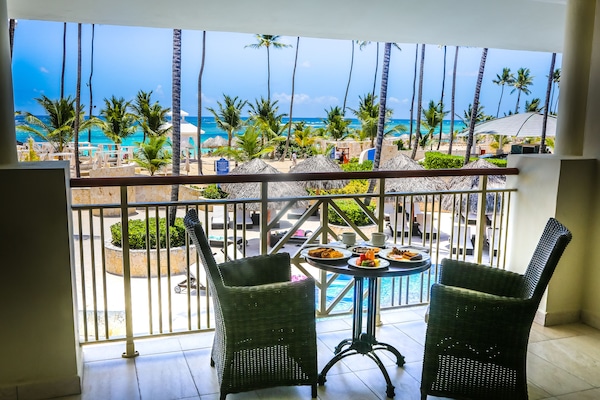 Mirage Club Ocean View Suite with Outdoor Jacuzzi | Vista desde la habitación