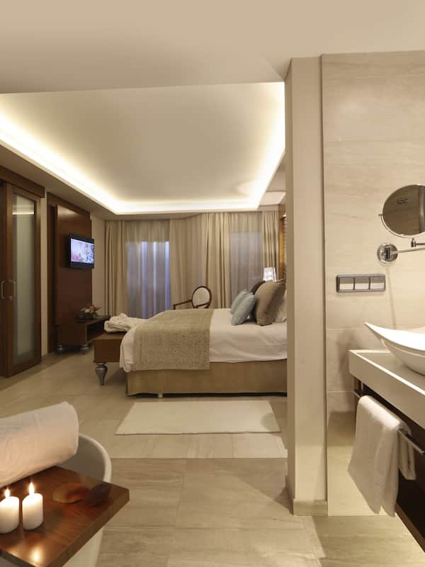Mirage Club One Bedroom Suite With Jacuzzi - Adults Only | Premium bedding, pillowtop beds, free minibar, in-room safe