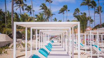 Plage, sable blanc, cabines gratuites, chaises longues