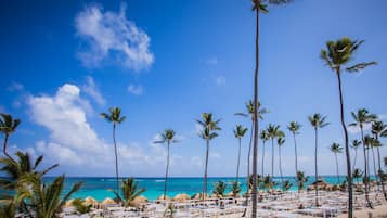 En la playa, playa de arena blanca y camas de playa gratuitas