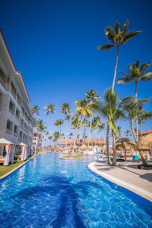 12 outdoor pools, open 8:00 AM to 6:00 PM, free pool cabanas