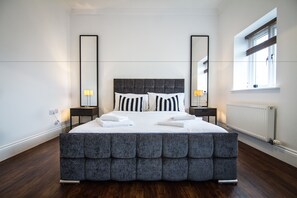 1 غرفة نوم وأغطية فراش متميزة وبديكورات فريدة لكل غرفة