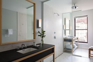 環境にやさしいバスアメニティ、ヘアドライヤー、バスローブ、タオル